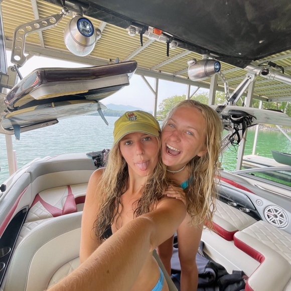 Meet your Posher, Michaela - Picture 2 of 4